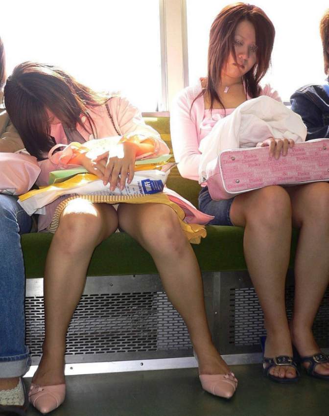【電車内パンチラ】電車で対面に座ったパンチラ女子から視線が外せない！ 08