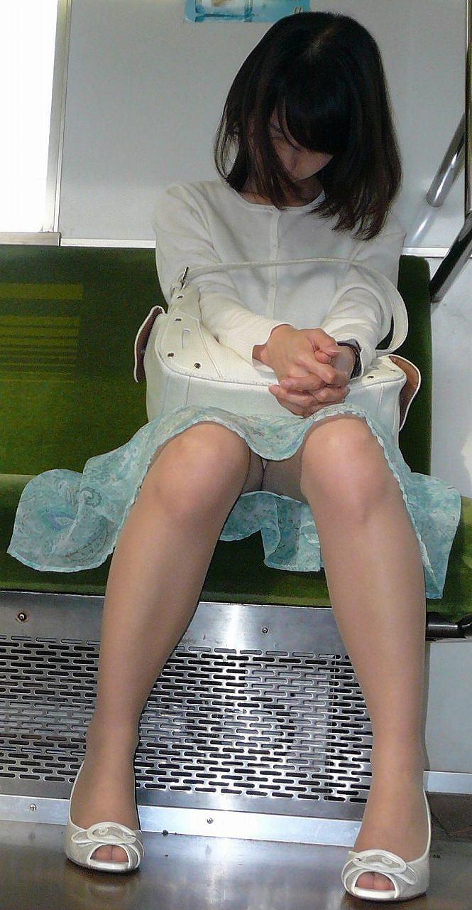 【電車内パンチラ】電車で対面に座ったパンチラ女子から視線が外せない！ 12