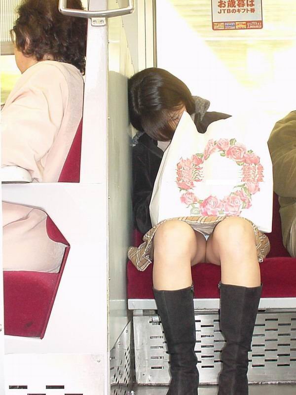 【電車内パンチラ】電車で対面に座ったパンチラ女子から視線が外せない！ 17