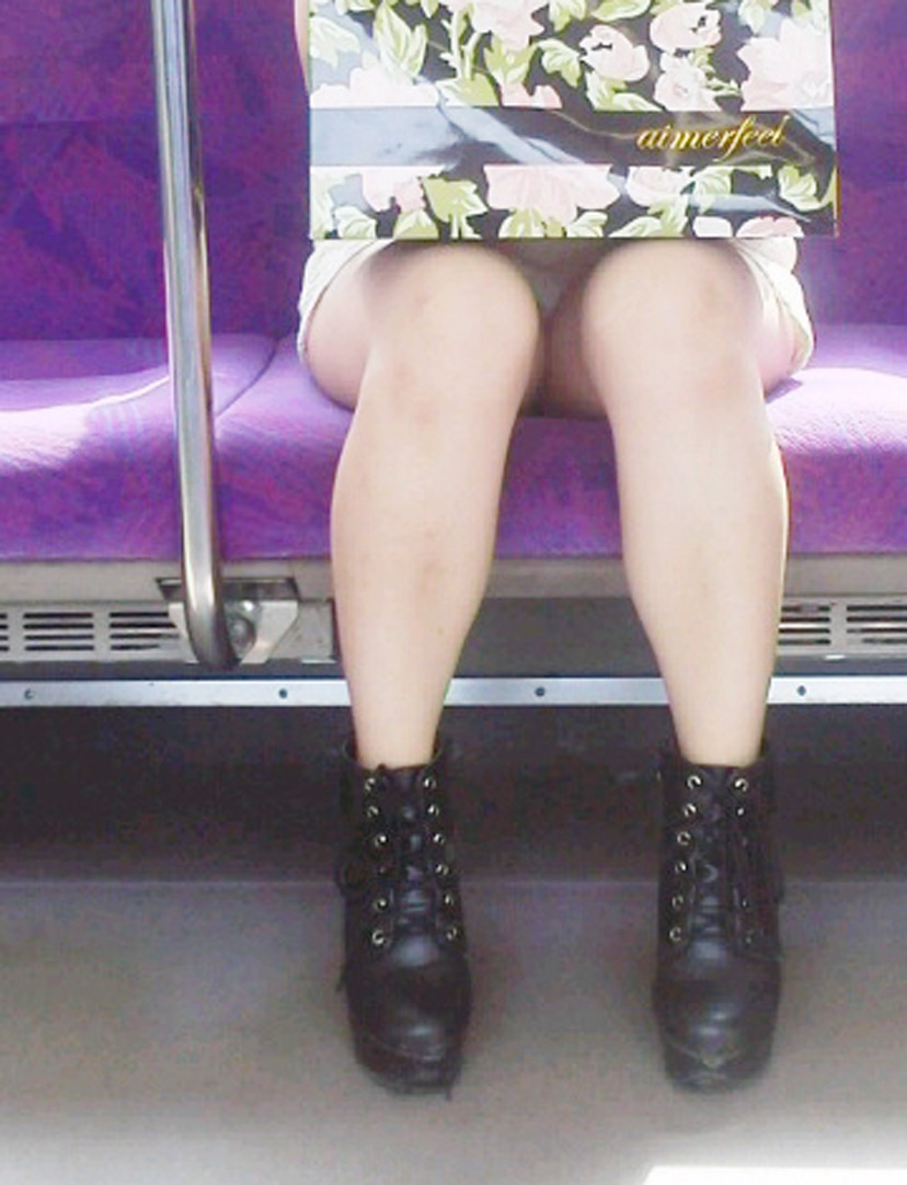 【電車内パンチラ】電車で対面に座ったパンチラ女子から視線が外せない！ 28