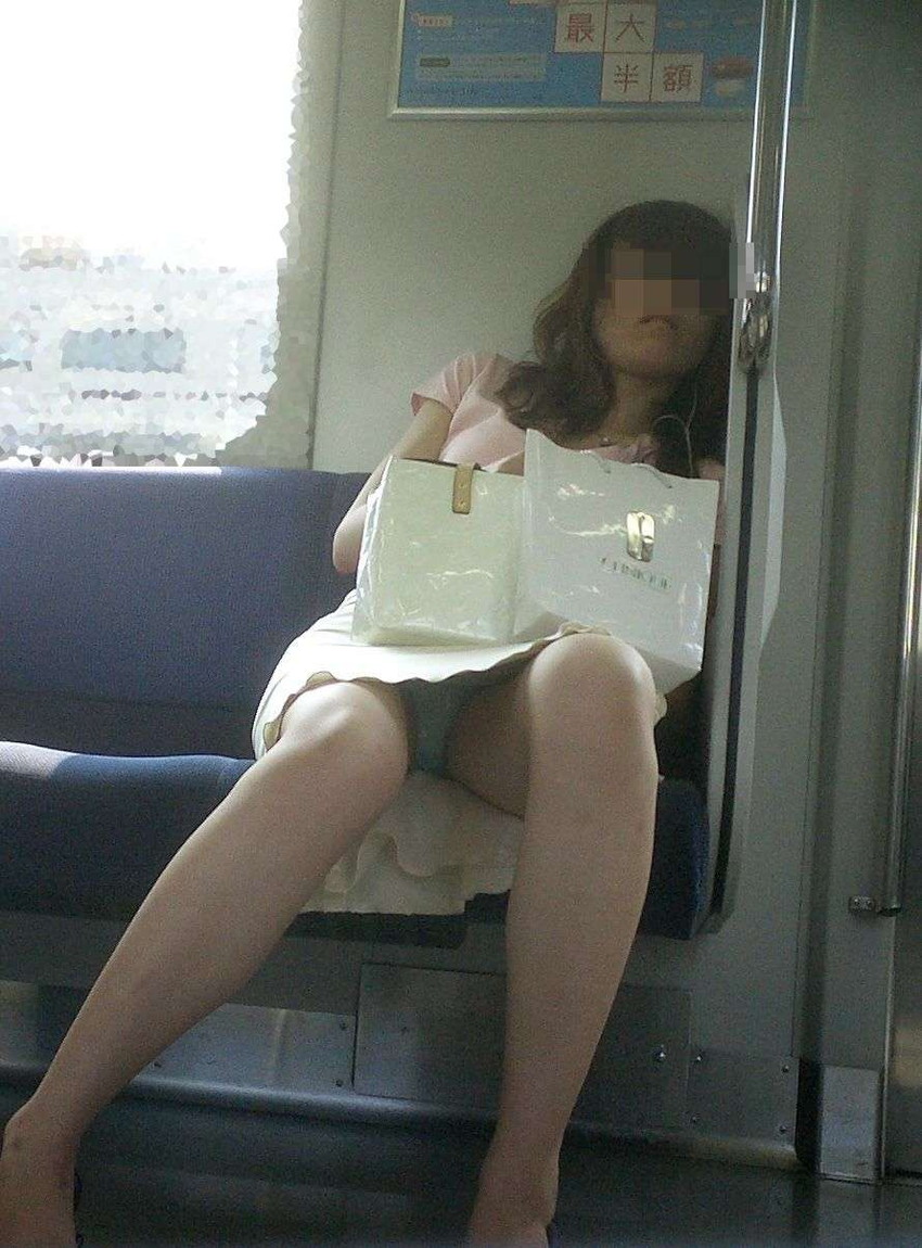 【電車内パンチラ】電車で対面に座ったパンチラ女子から視線が外せない！ 36