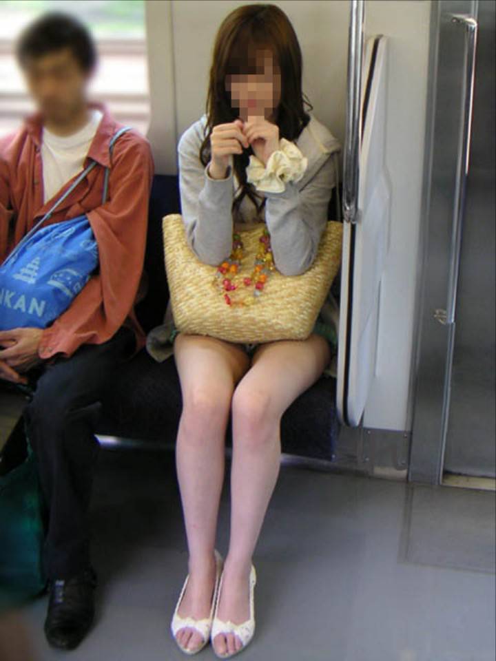 【電車内パンチラ】電車で対面に座ったパンチラ女子から視線が外せない！ 38