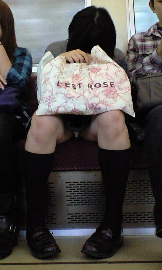 【電車内パンチラ】電車で対面に座ったパンチラ女子から視線が外せない！ 46