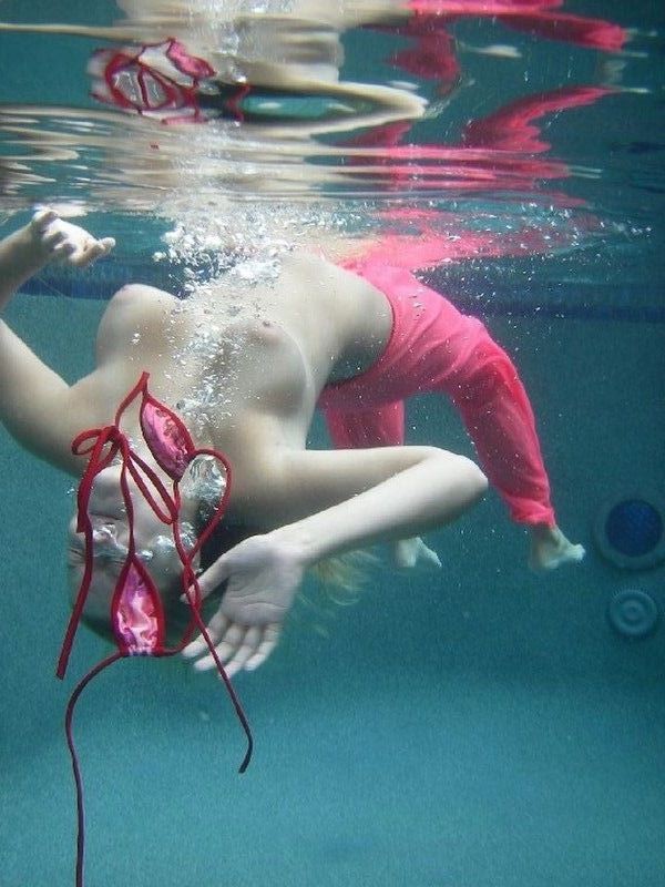 【水中エロ画像】目の届きにくい水中では女の子はこんなに大胆だぞ！ 24