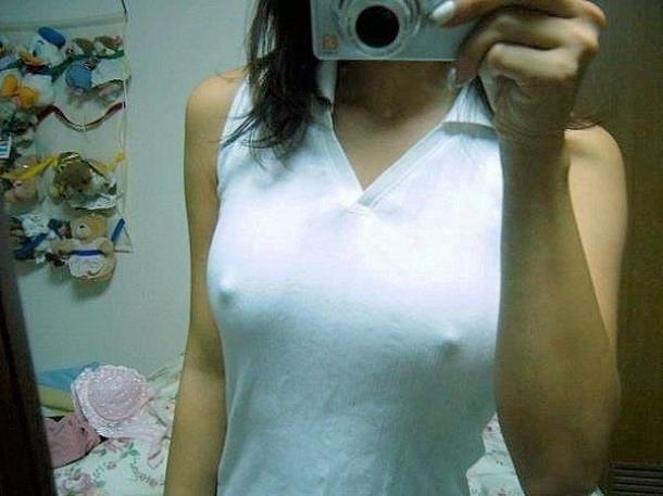 【胸ポチエロ画像】ノーブラって素晴らしい！着衣に浮き出した胸ポチ！ｗ 03